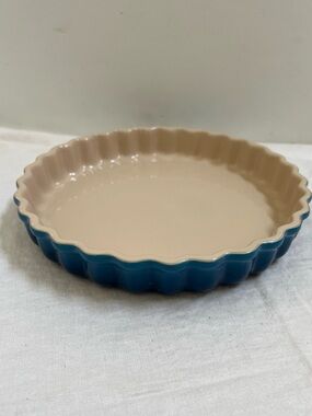 Le Creuset Tart Pie Baking Dish BLUE CREAM Interior Fluted Edge Stoneware 10"